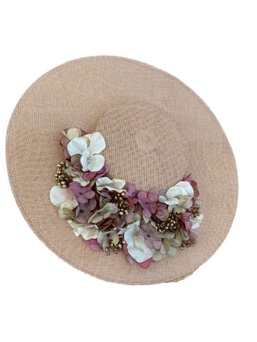 Tocado nude con flores textiles rosas visto desde arriba